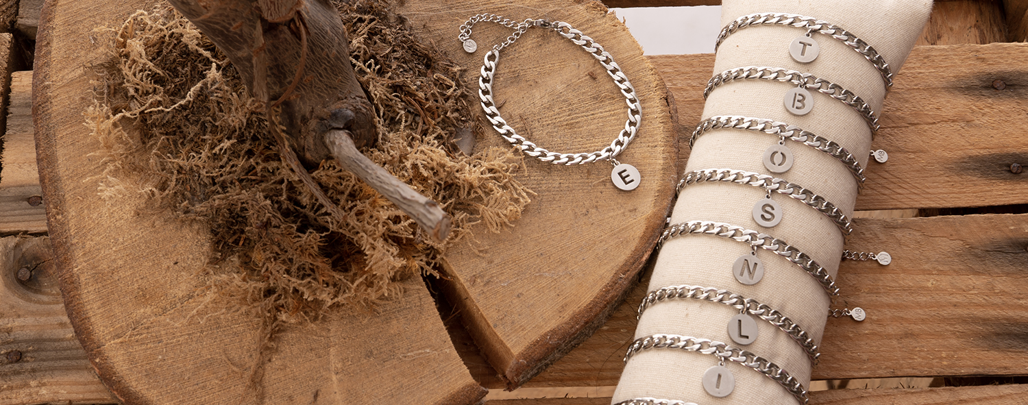 rvs armband zilver charables madhurabags met initiaal.